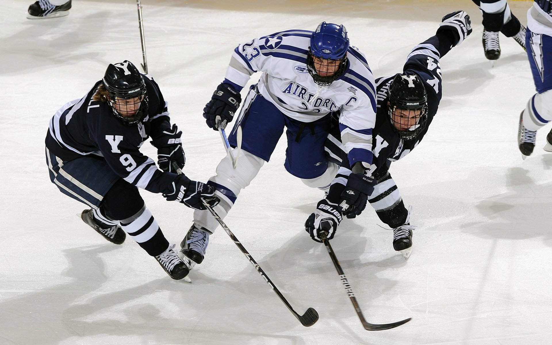 莱万多夫斯基意外战胜利物浦，刷新纪录引爆全场！热度持续攀升